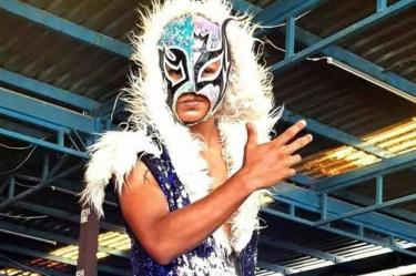 Rey Destroyer posando con su máscara sobre el ring.