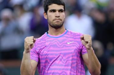 Carlos Alcaraz celebra triunfo ante Jannik Sinner en Semifinales de Indian Wells.
