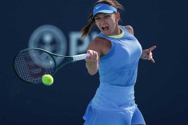 Simona Halep devolviendo una pelota con la diestra.