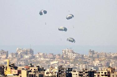 Paracaídas con ayuda humanitaria cayendo en Gaza.