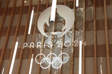 Edificio de París con los logotipos de los Juegos Olímpicos.