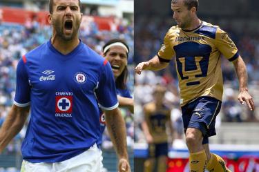 Emanuel 'Tito' Villa vistiendo playeras de Pumas y Cruz Azul.