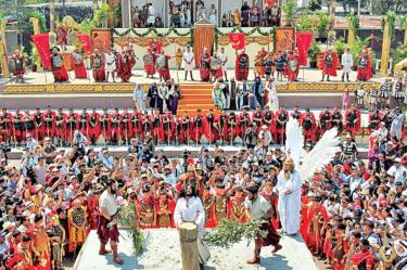 Cientos presenciaron la escena en la que Jesús recibió 39 latigazos. Foto: Cuartoscuro y Reuters