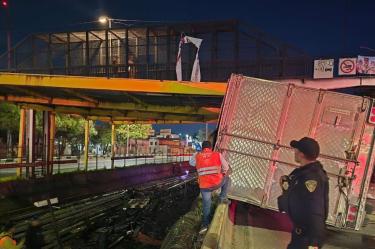 Volcadura de tráiler en Circuito.