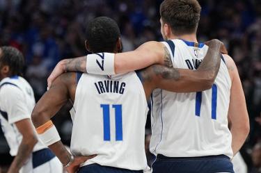 Kyrie Irving y Luka Doncic en partido de Mavericks ante Rockets.