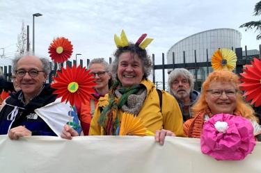 Mujeres de la asociación "Mayores por la protección del clima" celebran el fallo del TEDH. (Reuters)