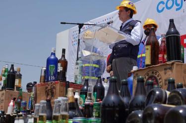 Giovanni Gutiérrez durante la destrucción de cuatro toneladas de alcohol decomisado en chelerías.