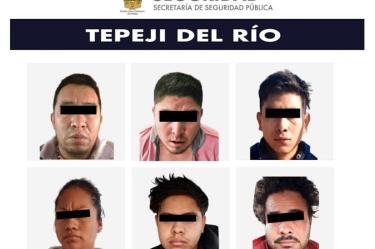detenidos con cinta en los ojos para su protección