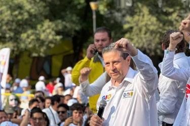 El abanderado de PRI-PAN-PRD recorrió este sábado la Unidad Habitacional Piloto V. Foto: X @giogutierrezag