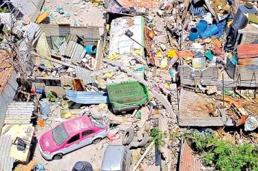 42 casas resultaron con daños en cristalería, cancelería y herrería. Fotos: Cuartoscuro