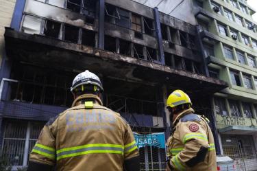 El incendio en un albergue dejó al menos 10 muertos. (AFP)