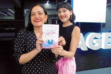 La comunicóloga Yolanda Morales y la artista visual Andrea Chavarín promovieron su libro en la Ciudad de México. Foto: Roberto Velázquez