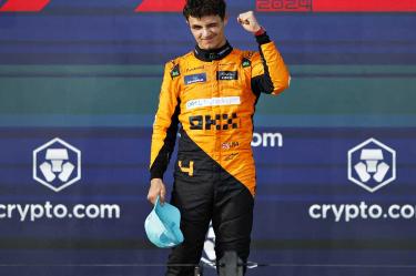 Lando Norris celebrando con el puño en alto.