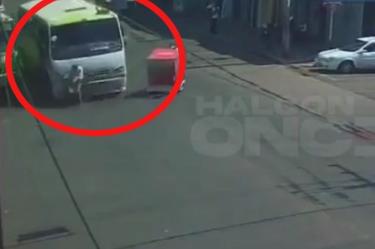 VIDEO: ¿Punto ciego o por 'cafre'? Camión atropella a un abuelito en ...