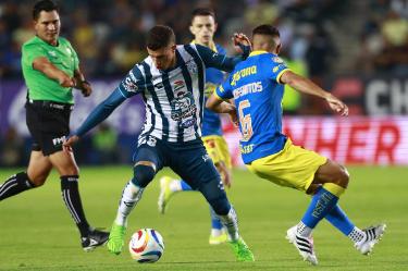 Nelson Deossa desbordando a Jonathan dos Santos.