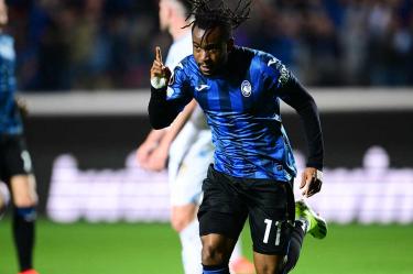 Ademola Lookman celebrando con el índice levantado.