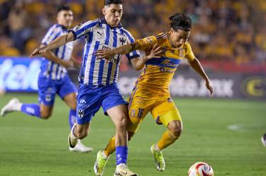 Diego Lainez desbordando a Gerardo Arteaga.