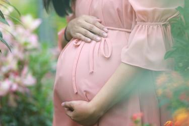 mujer embarazada con vestido rosa