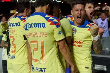 Jugadores de América celebran gol con el que llegan a las Semifinales del Clausura 2024.