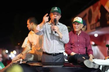Denuncian presencia de barcazas contaminantes en República Dominicana