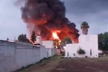 Incendio arrasa fábrica de veladoras en San Martín Texmelucan