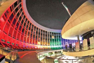 El Senado de la República se iluminó con motivo del Día Nacional contra la Homofobia, Lesbofobia, Transfobia y Bifobia. Foto: Especial
