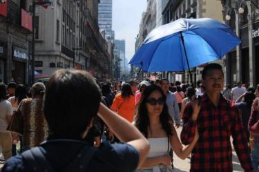 Ante Marea Rosa, ingreso al Zócalo por 5 de Mayo