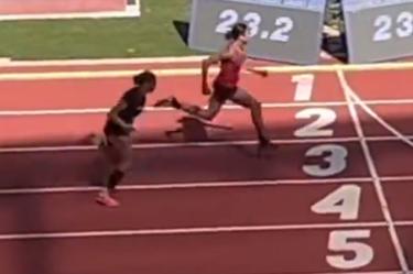Corredoras llegando a la meta en pista de atletismo