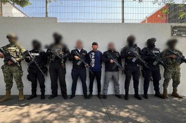 detenido con cinta en los ojos para su protección 