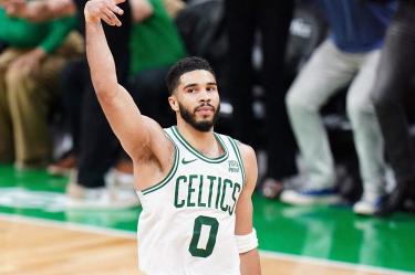 Jayson Tatum en partido entre Celtics e Indiana de la NBA.
