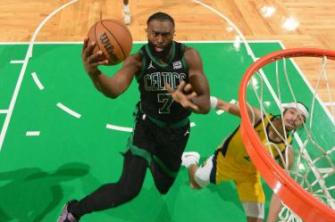 Jaylen Brown a punto de encestar en una colada.