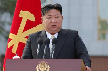 Muestra al líder norcoreano Kim Jong Un pronunciando un discurso en la escuela terminada de la Escuela de Formación de Cuadros Centrales del Partido de los Trabajadores de Corea en Pyongyang.