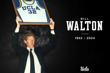 Bill Walton levantando su uniforme de la UCLA.