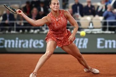Aryna Sabalenka golpeando la pelota de derecha.