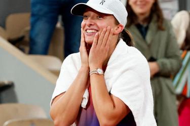 Iga Swiatek se emociona ante cariño del público en Roland Garros.