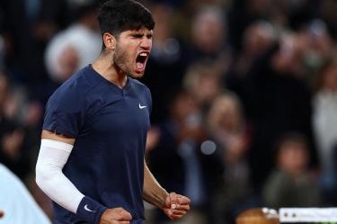 Carlos Alcaraz muestra su emoción tras la victoria ante Sebastian Korda.