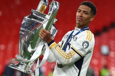 Jude Bellingham sostiene trofeo de Champions League.