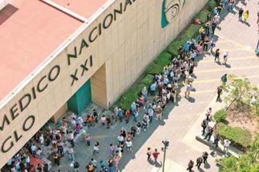 En la casilla especial del Centro Médico Siglo XXI, una de las 44 de la capital donde se ejercieron sufragios electrónicos, hubo una alta afluencia, por lo que muchos ciudadanos no pudieron votar. Foto: AFP
