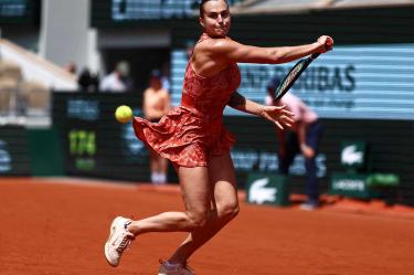 Aryna Sabalenka a punto de golpear la pelota de revés.