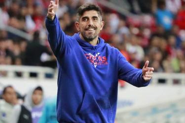 Veljko Paunovic dirigiendo a Chivas en Liga MX.