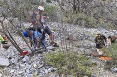 Jóvenes realizando senderismo en parque ecológico La Huasteca