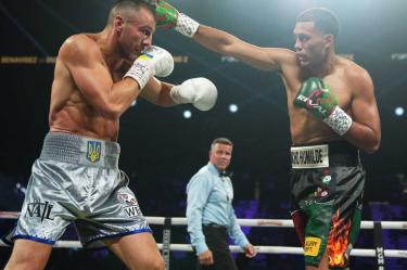 David Benavidez lanzando un golpe a Oleksandr Gvozdyk.