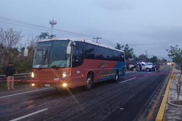 Autobús en que asesinaron al alcalde electo de Copala