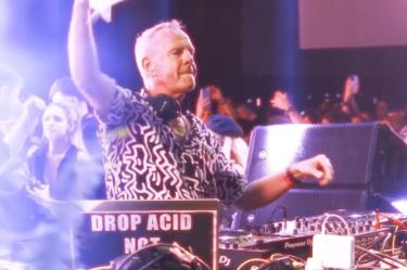 Fatboy Slim tocando en concierto con toalla en la mano