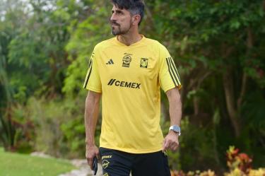 Veljko Paunovic durante entrenamiento de Tigres.