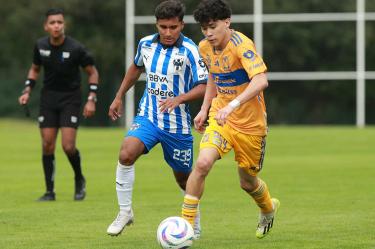 Jugadores Sub 23 de Rayados y Tigres en un partido.