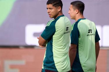 Víctor Guzmán en una práctica de la Selección Mexicana.