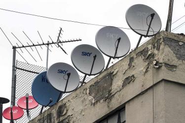 Antenas de televisión restringida en un edificio.