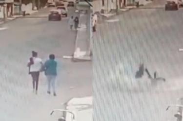 Perros atropellan a mujeres.
