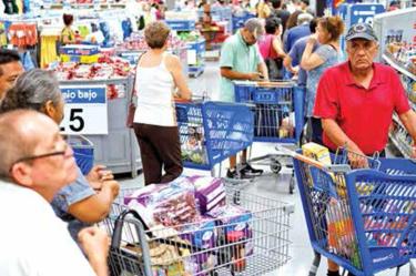 Las compras de pánico se ha disparado desde el fin de semana, por lo que anaqueles de las principales tiendas de autoservicio quedaron vacíos. Foto: Reuters